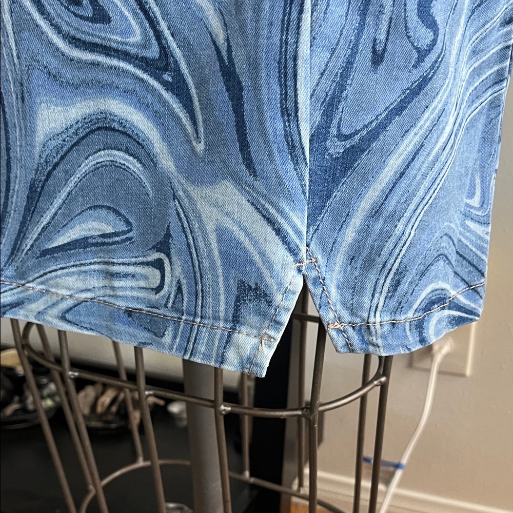 Swirl Denim Mini Skirt size 8 Wild Fable like new with small slit at front seam - Picture 3 of 9